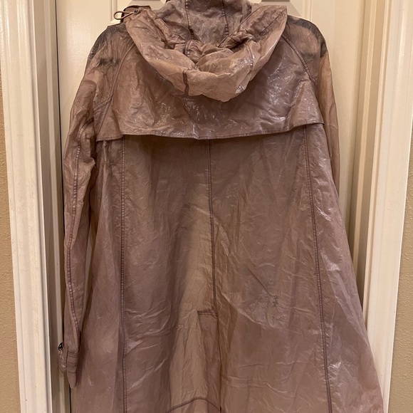 Burberry Raincoat in Taupe - Picture 6 of 7